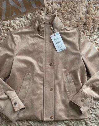 Cazadora efecto ante Zara. A estrenar. Agotada.