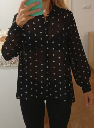 Blusa transparente negra con cruces