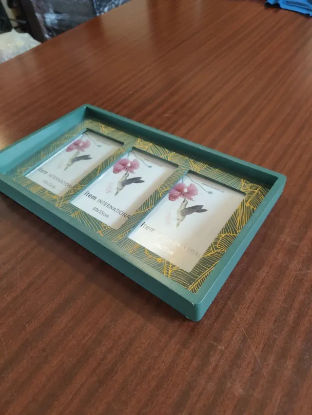 Marco de fotos de madera verde y dorado