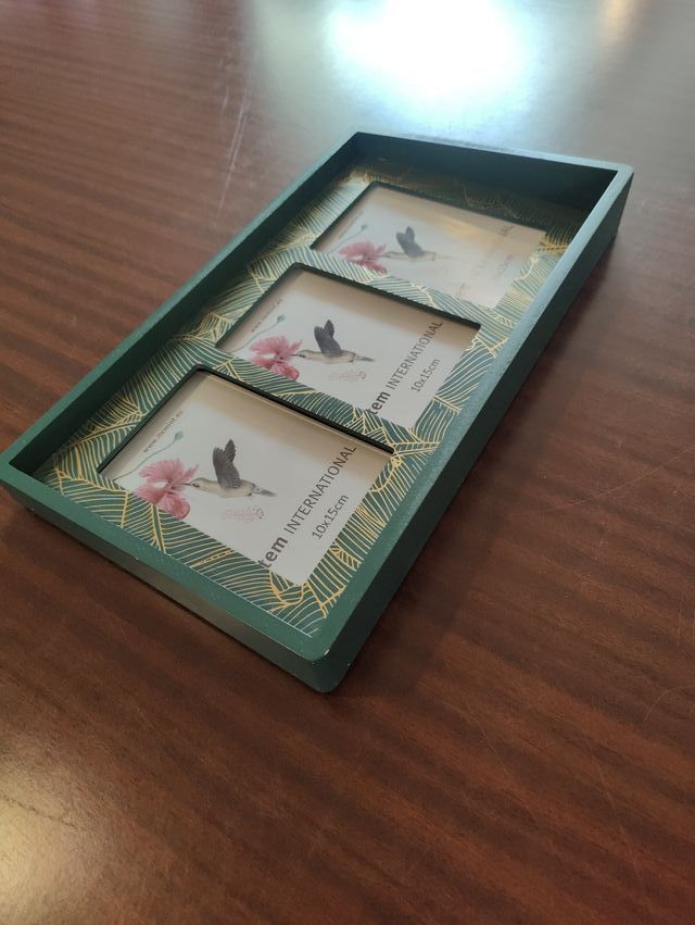 Marco de fotos de madera verde y dorado