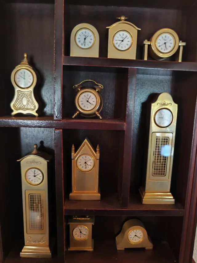Colección de relojes antiguos en miniatura