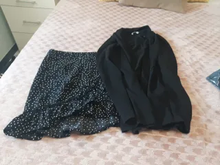Falda y rebeca negra