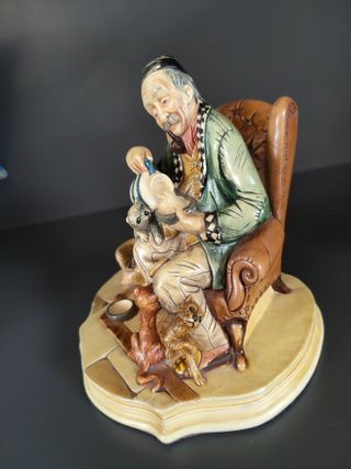 Statuetta 'Anziano con Gatti'