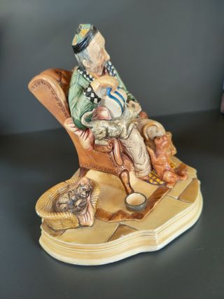 Statuetta 'Anziano con Gatti'