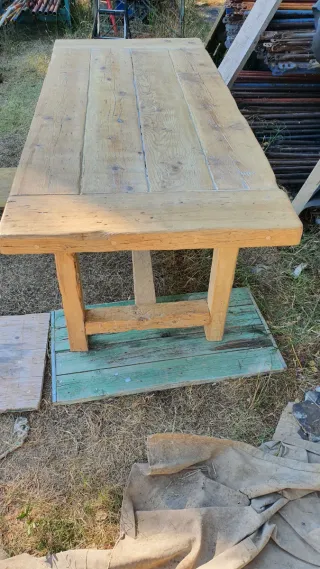 Mesa de madera rústica
