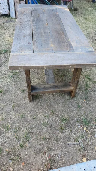 Mesa de madera rústica