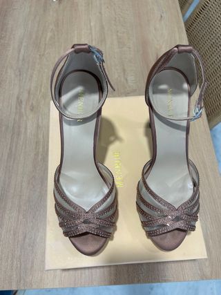 Sandalias de tacón nude con pedrería