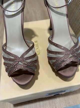 Sandalias de tacón nude con pedrería