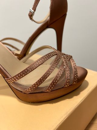 Sandalias de tacón nude con pedrería