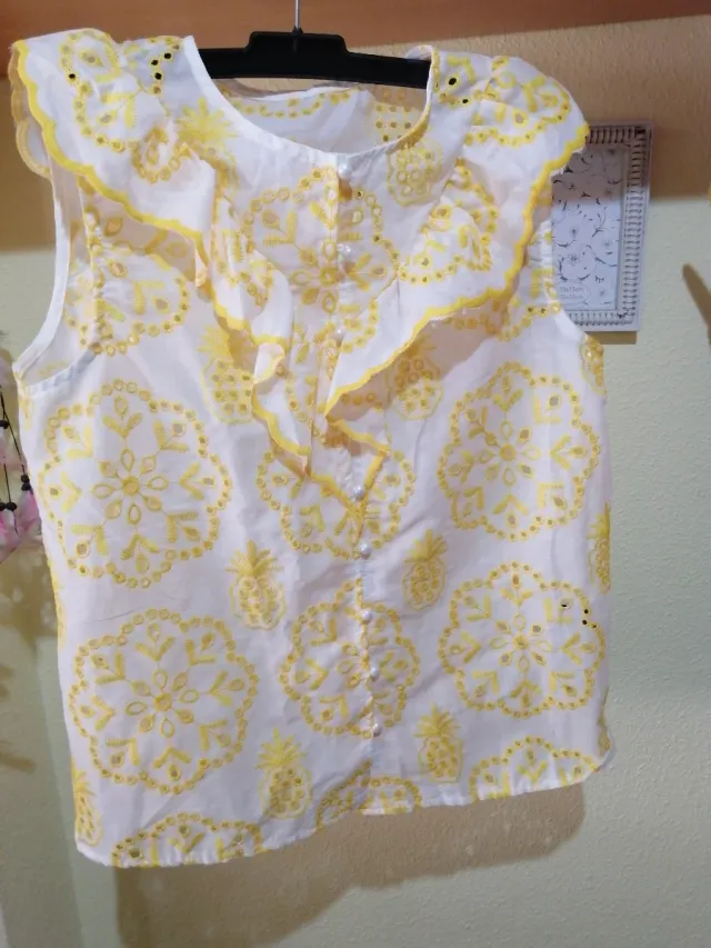 Camisa blanca y amarilla bordada