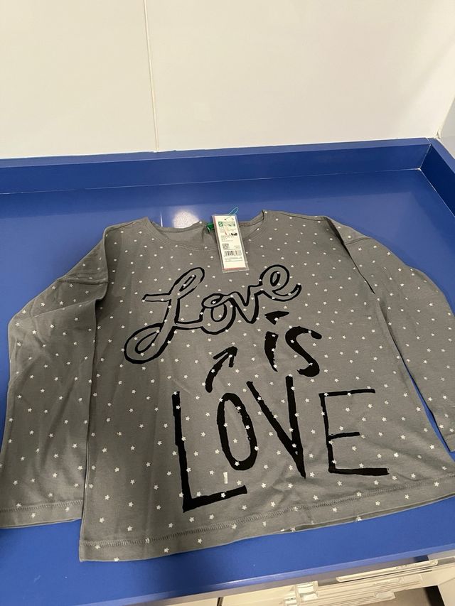 Camiseta gris con estrellas y texto