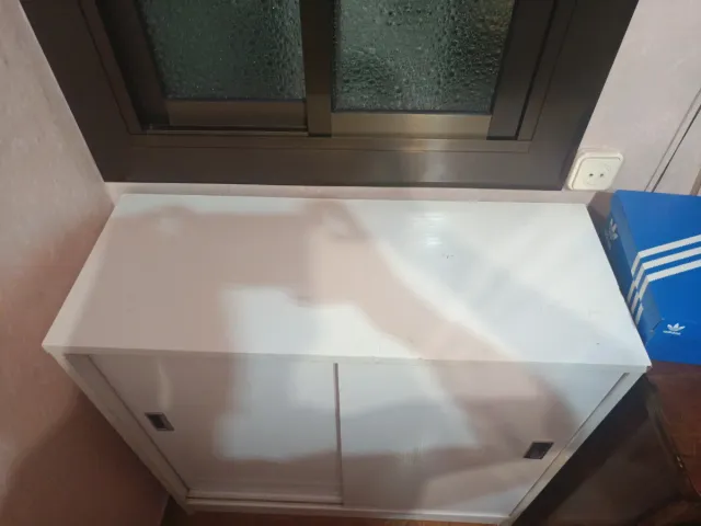 Zapatero bianco con porte scorrevoli