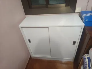 Zapatero bianco con porte scorrevoli