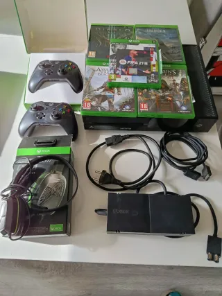 Xbox One 1540 + 2 controller + cuffie + 5 giochi