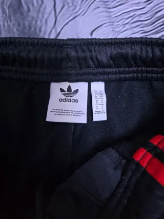 Pantalón chándal Adidas negro y rojo