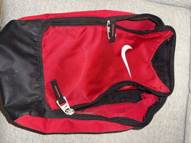 Porta zapatillas Nike rojo y negro