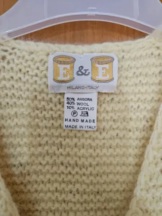 Maglioncino giallo con piume