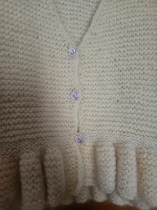 Maglioncino giallo con piume