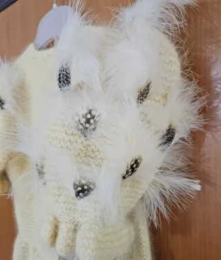 Maglioncino giallo con piume