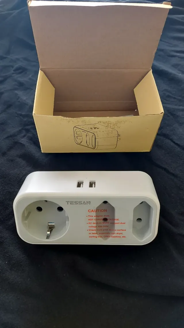 Adaptador Enchufe TESSAN con 2 USB