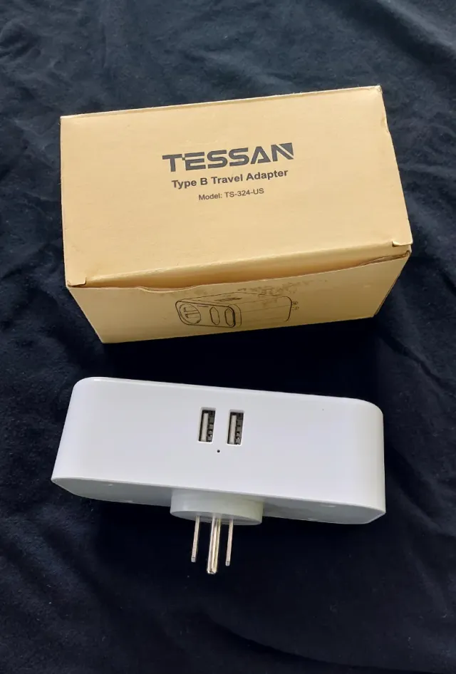 Adaptador Enchufe TESSAN con 2 USB