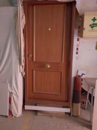 Puerta exterior madera con cerradura blindada
