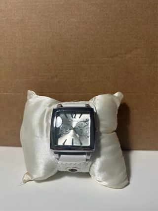 Reloj plateado y blanco