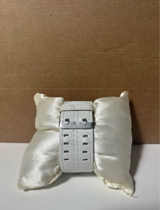 Reloj plateado y blanco