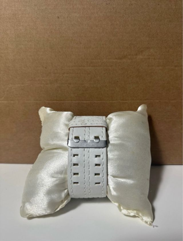 Reloj plateado y blanco