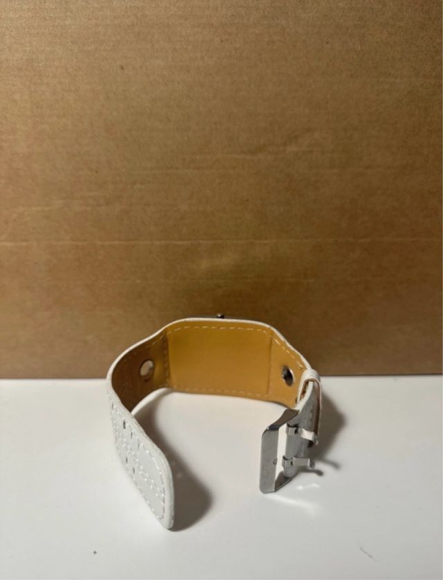 Reloj plateado y blanco