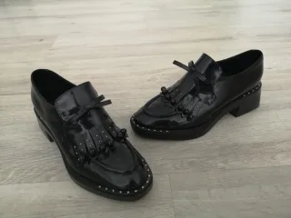Zapatos negros de vestir con tachuelas
