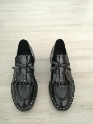Zapatos negros de vestir con tachuelas