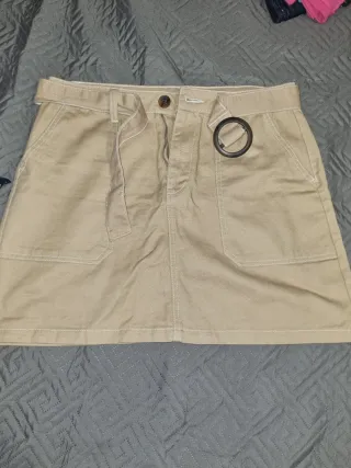 Falda corta beige con cinturón