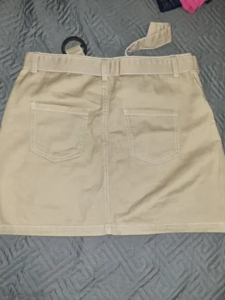 Falda corta beige con cinturón