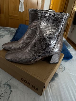 Botín plateado tacón ancho talla 40