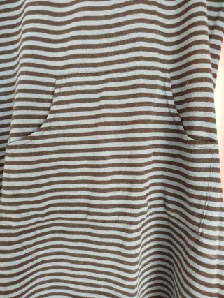 Vestido de rayas con capucha