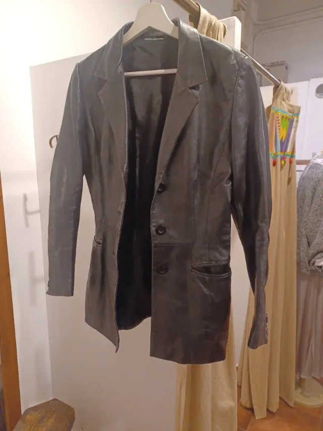 Chaqueta de piel negra efecto gastado.