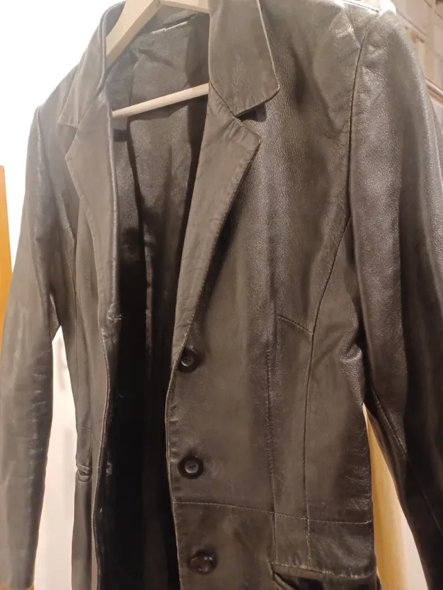 Chaqueta de piel negra efecto gastado.