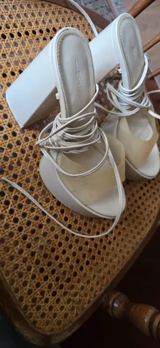 Zapatos de tacón Bershka beige/blanco