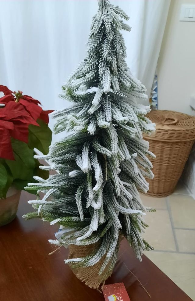 Albero di Natale innevato