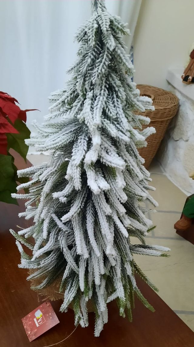 Albero di Natale innevato