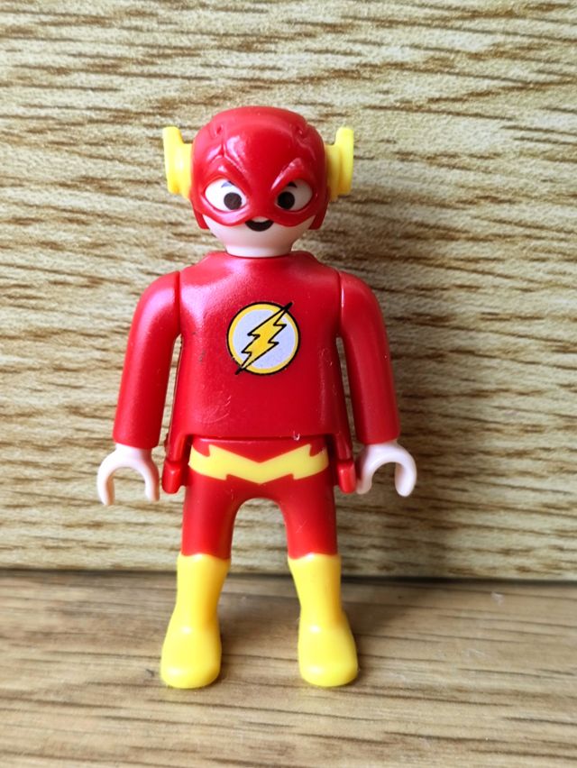 CAMBIO FIGURAS PLAYMOBIL SUPERHÉROES DC KINDER