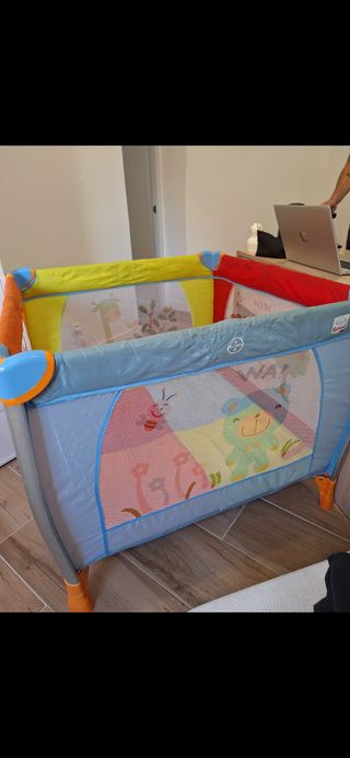 Parque infantil de colores vivos