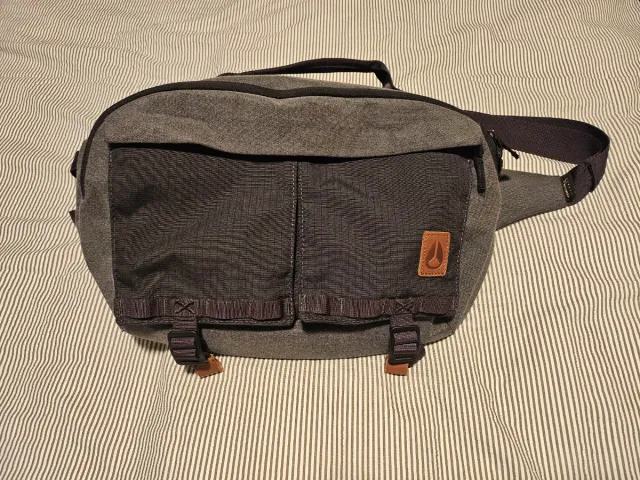 Mochila Nixon Crossbody Negra/Gris