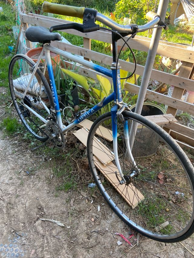 Bicicleta Orbea Azul y Blanca