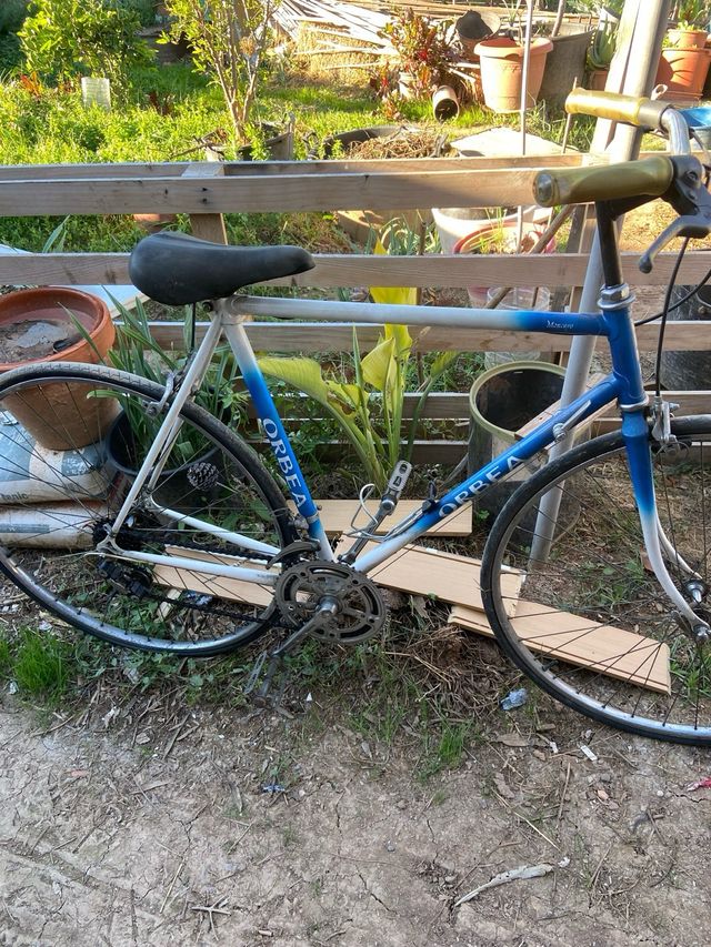 Bicicleta Orbea Azul y Blanca