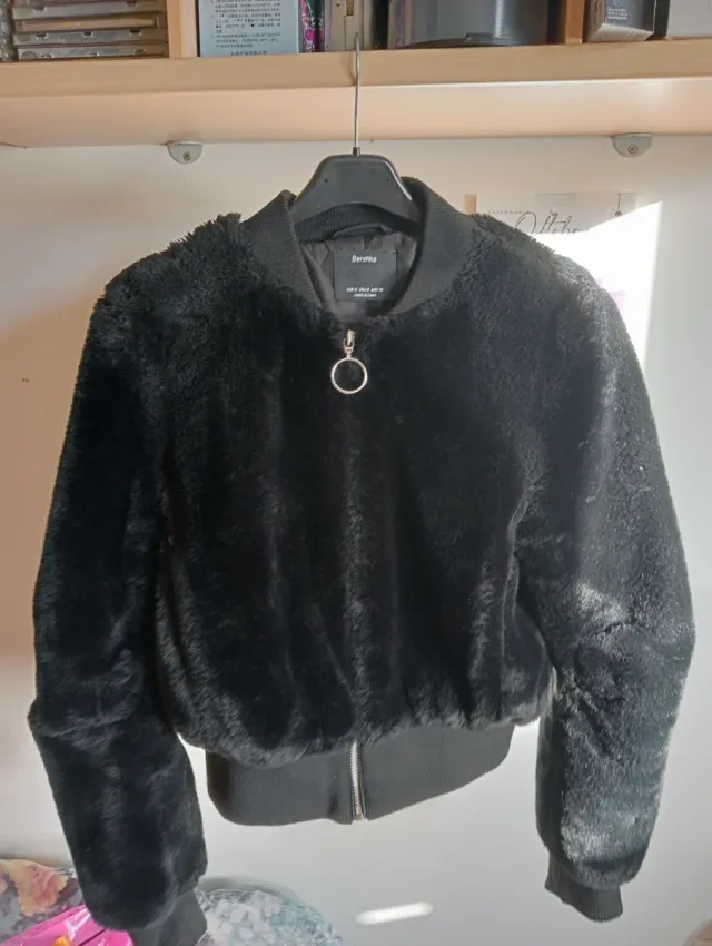 Giubbotto pelliccia Bershka nero