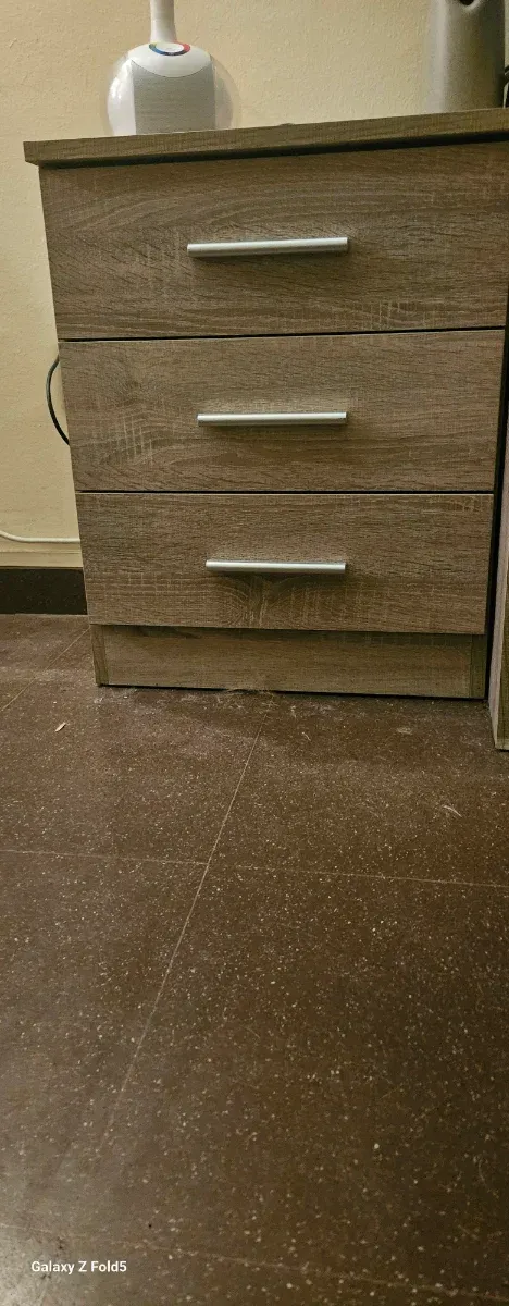 Cómoda y Mesitas de Noche Madera