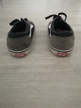 Vans grises y negras