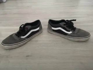 Vans grises y negras